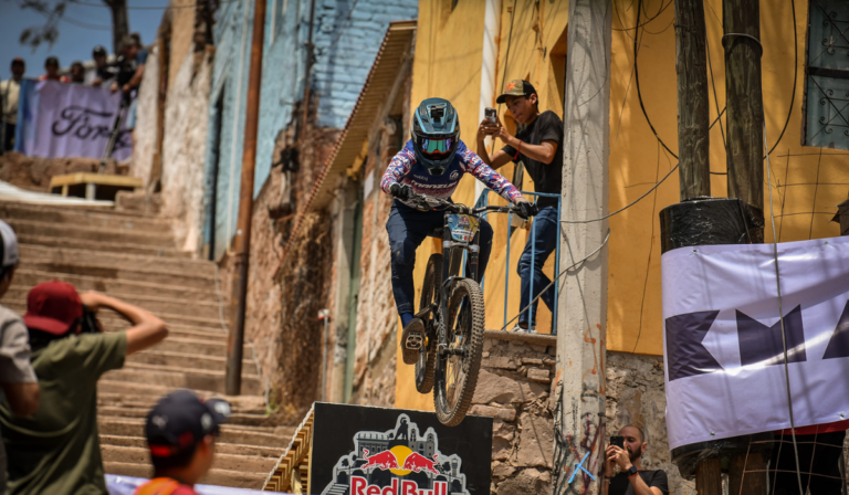 Los mejores ciclistas del mundo se desafían Guanajuato en Red Bull Cerro Abajo 2025