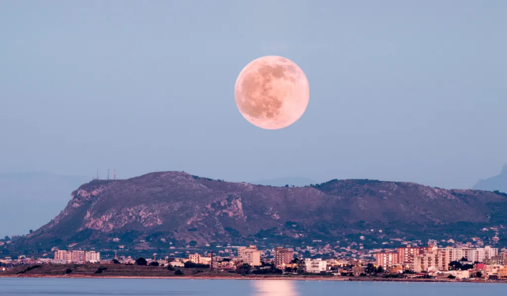 La Luna de Fresa: la última luna llena de la primavera será en junio