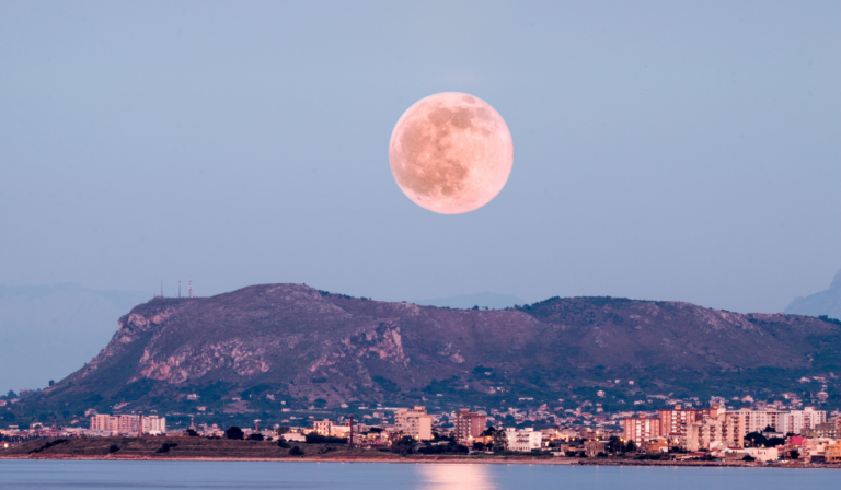 La Luna de Fresa: la última luna llena de la primavera será en junio