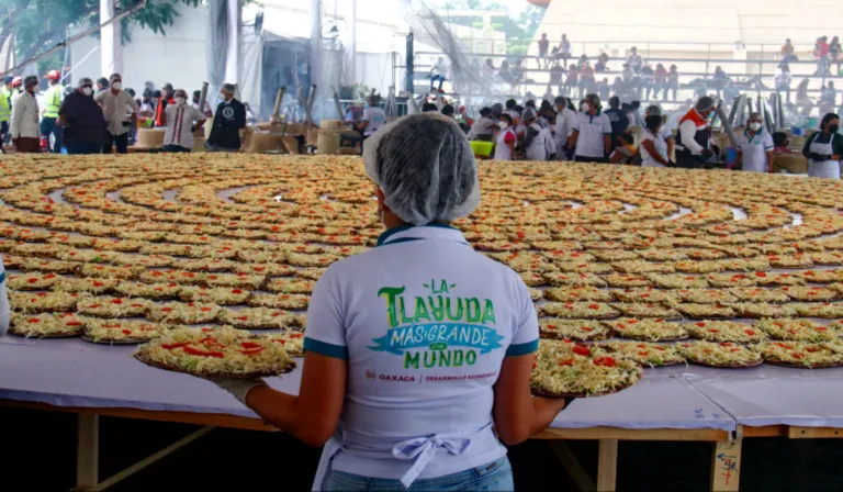 La tlayuda más grande del mundo (más o menos) rompe récord y desata memes 