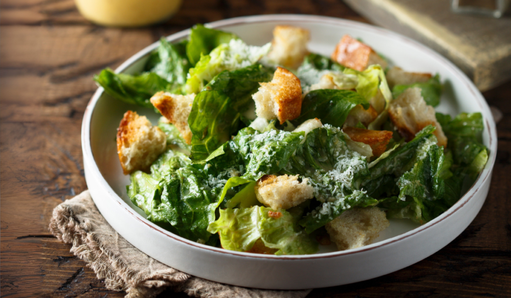 ¿Sabías que la ensalada César nació en México? Esta es su curiosa historia