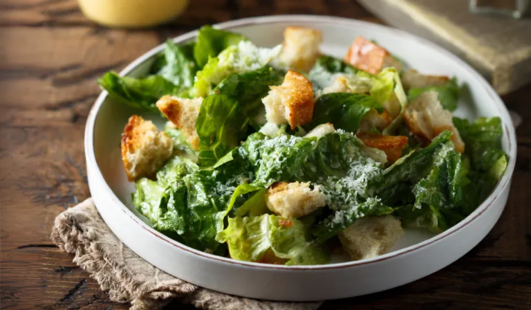 ¿Sabías que la ensalada César nació en México? Esta es su curiosa historia