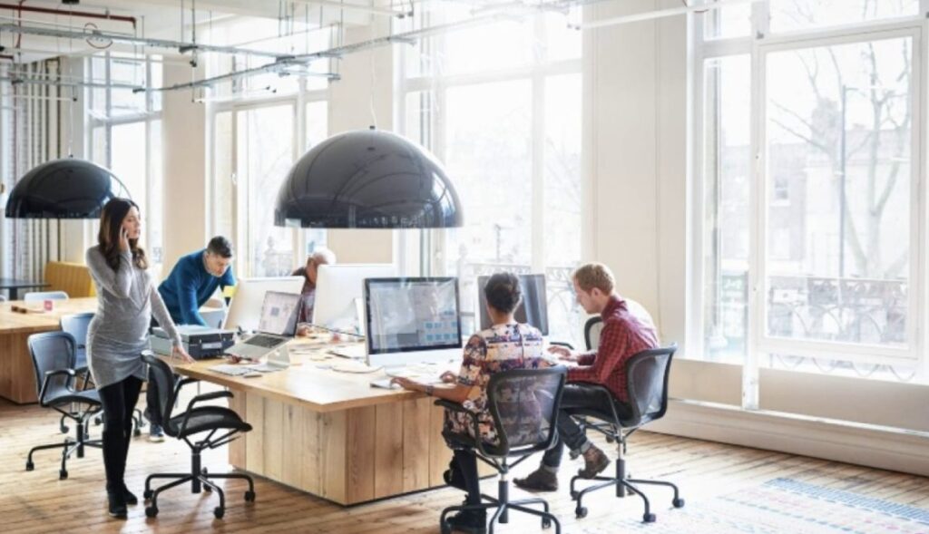 Alfredo Gadsden impulsa bienestar laboral y fideliza al talento joven