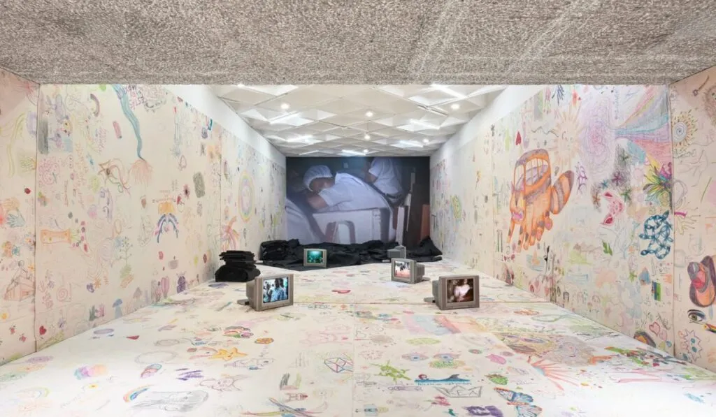 “Espíritus en el pantano” de Oscar Murillo transforma el Museo Tamayo