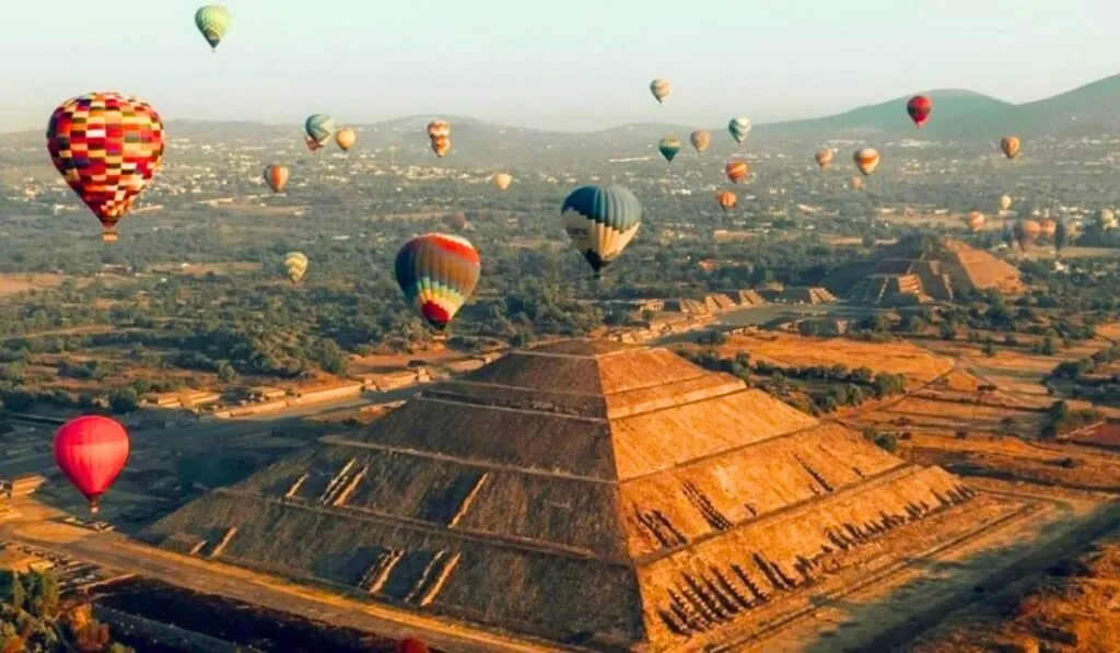 Navegar los cielos de Teotihuacán: globos, pirámides y sabor local
