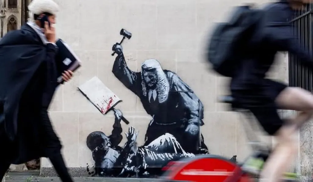 Nuevo Banksy en Londres: un juez golpeando a un manifestante aparece frente a los tribunales