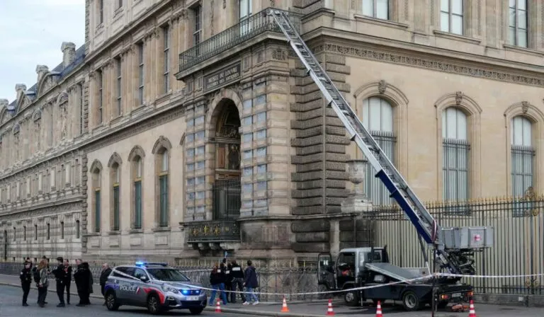 Cae parte de la banda detrás del espectacular robo de joyas del Louvre