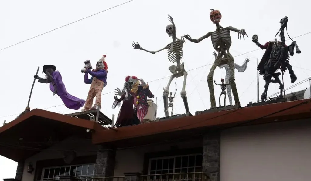 Familia de Irapuato convierte su calle en un escenario de terror cada Halloween