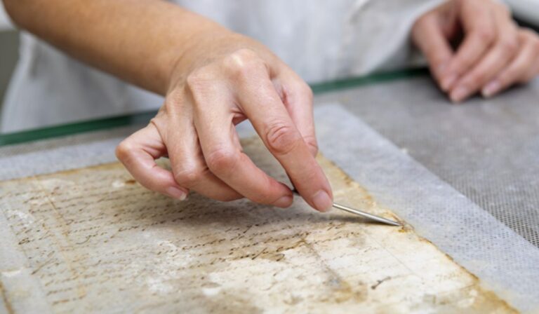 Los “cirujanos del papel” que salvan la historia de Guanajuato, hoja por hoja