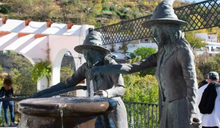 Soportújar, el pueblo de las brujas que encanta a los viajeros en Halloween