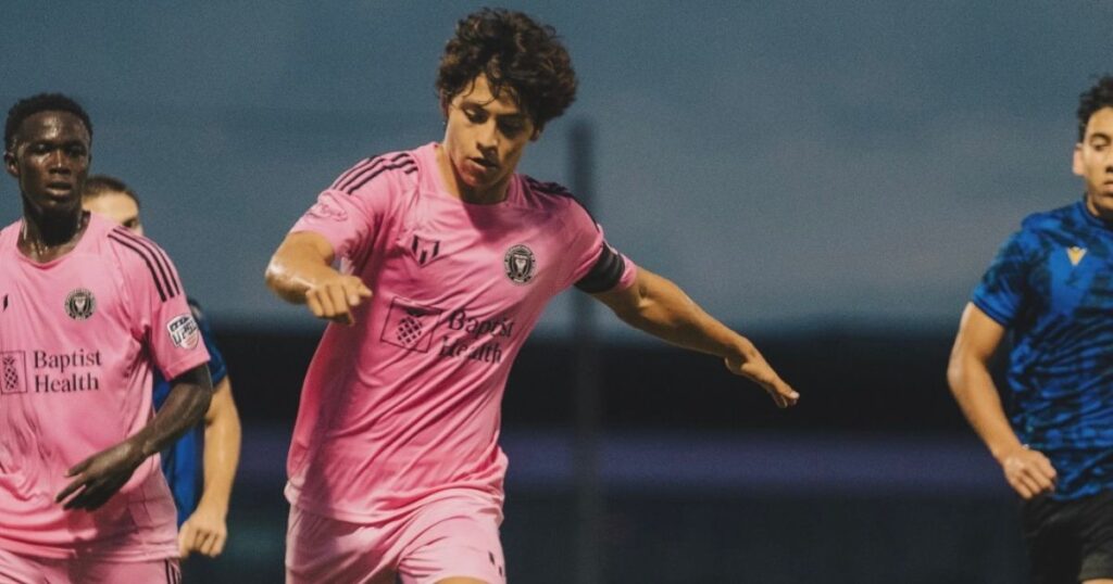 Emiliano Mercenari jugando futbol.