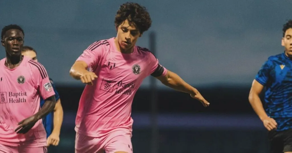 Emiliano Mercenari jugando futbol.