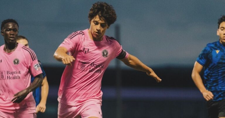 Emiliano Mercenari jugando futbol.