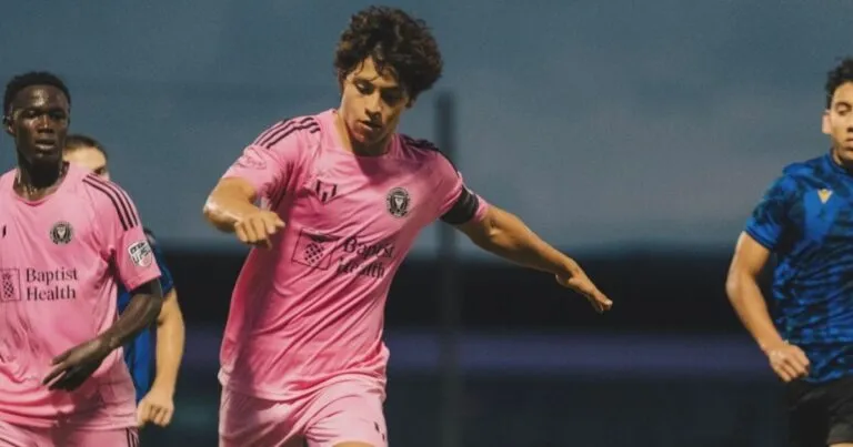 Emiliano Mercenari jugando futbol.