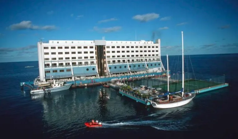 El flotel maldito: ciclones, minas y un asesinato en la increíble odisea del hotel flotante que terminó en Corea del Norte