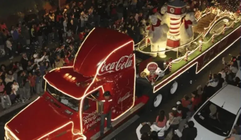 Piden a Cofepris cancelar las Caravanas Navideñas de Coca-Cola por presunta publicidad dirigida a niñas y niños