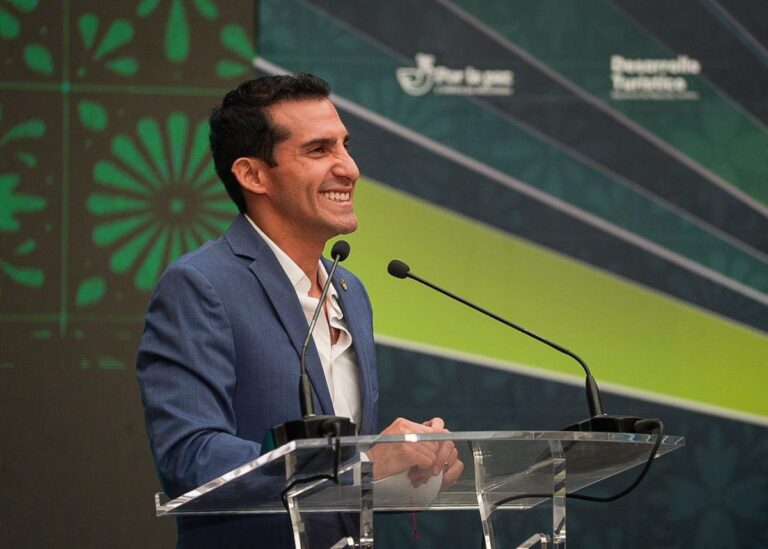 Rommel Pacheco, titular de la Conade, habría amenazado y presionado a la exclavadista olímpica para que le vendiera la mitad de una propiedad.