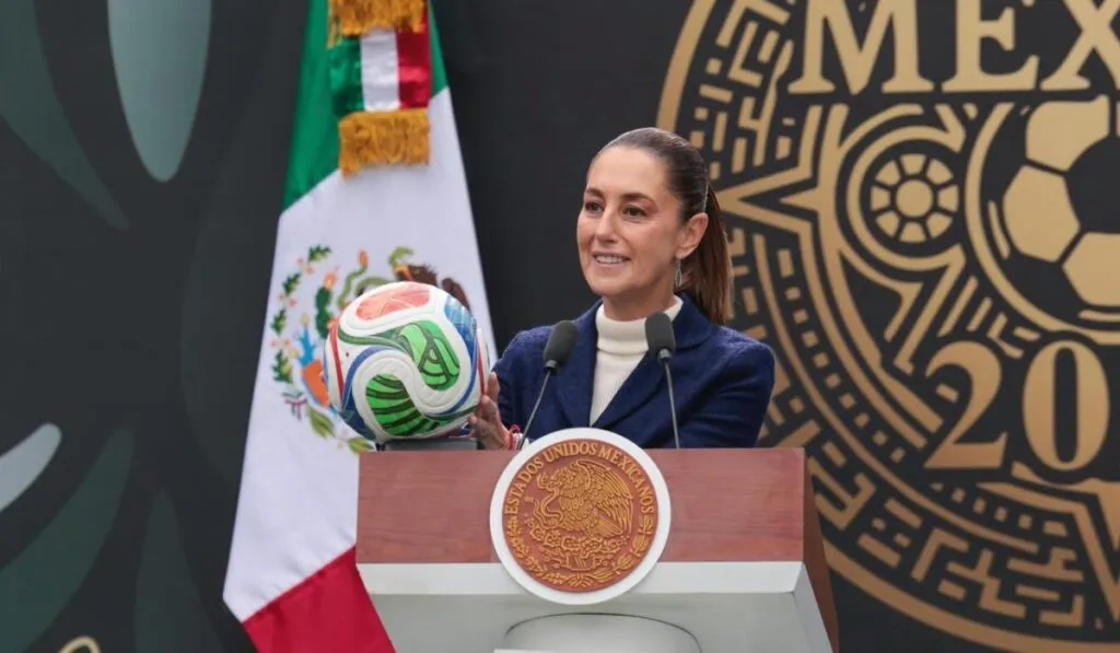Sheinbaum presenta el Mundial 2026 y anuncia que regalará su boleto al partido inaugural a una niña amante del fútbol