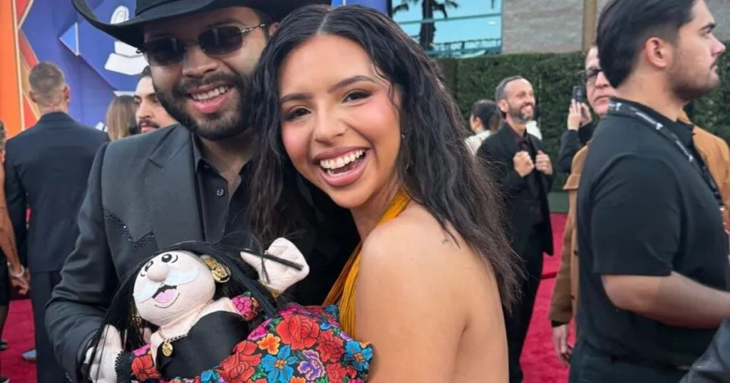 Víctor González Herrera, CEO de Farmacias Similares, entregó una edición especial de los famosos simipeluches a varios artistas en los Latin Grammy.