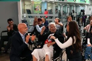 Banco Azteca supera expectativas con 200 sillas de ruedas en 2025