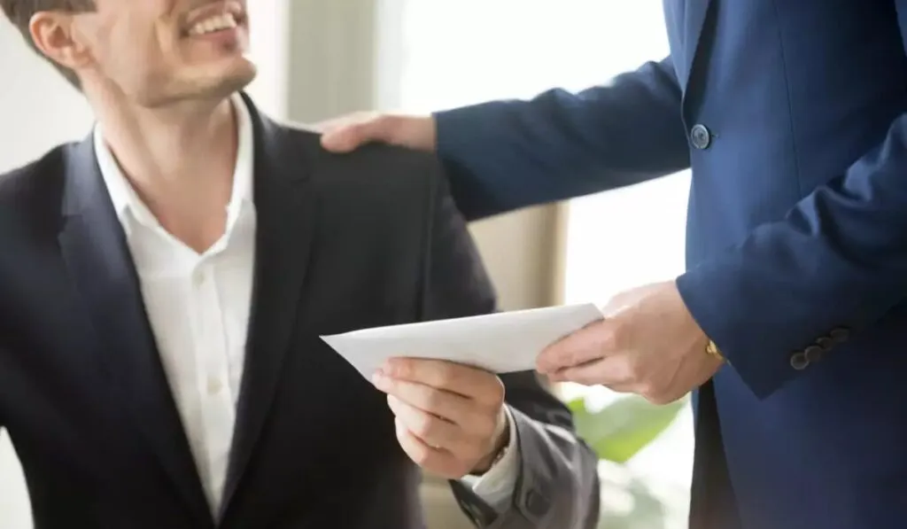 Bonos y comisiones ganan terreno ante el aumento del salario mínimo en México