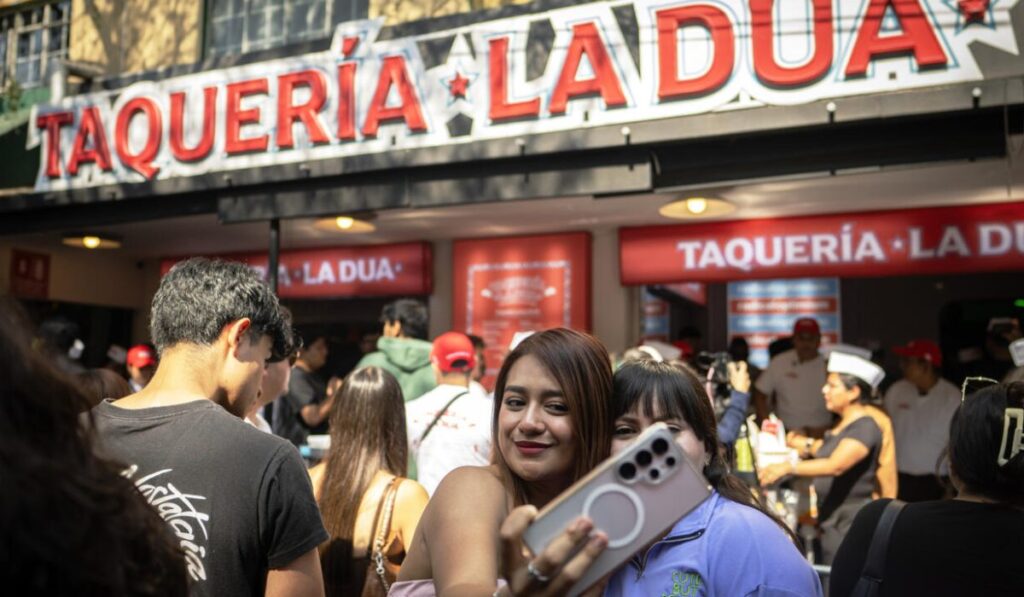 Caos en la Condesa: la taquería temporal de Dua Lipa desata euforia en CDMX