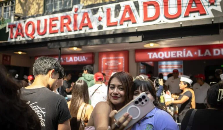 Caos en la Condesa: la taquería temporal de Dua Lipa desata euforia en CDMX