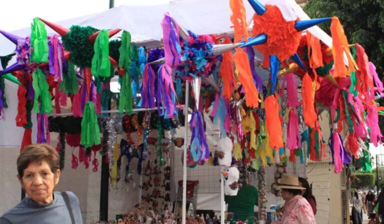 Colores, tradición y fiesta: así se vive la Feria de la Piñata en San Juan de Dios
