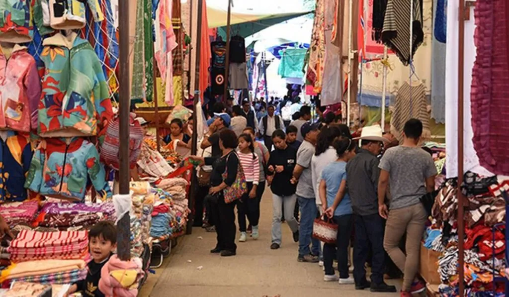 El tianguis más barato y colorido de Jalisco para llenar tu casa de cobijas y textiles artesanales