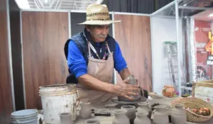 Alfarería tradicional en la Feria de León: Don Pedro Bárcenas, el último guardián del barro