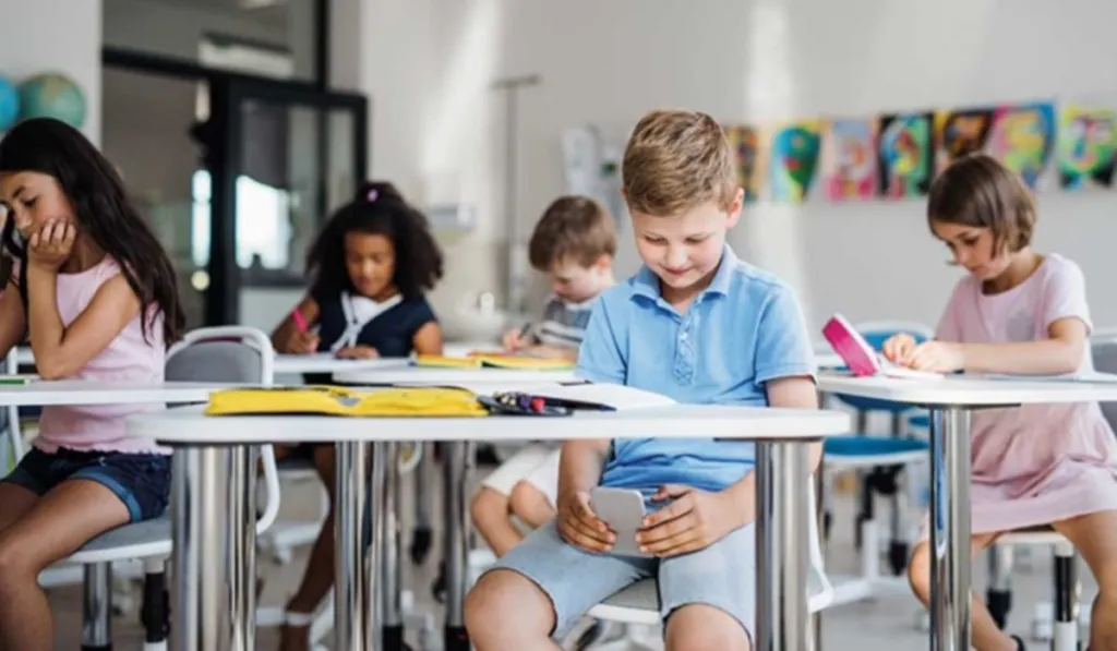 México ahora apunta a los celulares en las aulas: proponen prohibirlos en escuelas de educación básica