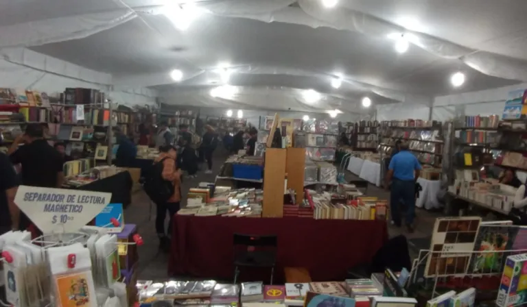 Entre libros raros y tesoros olvidados: la Feria del Libro de Ocasión celebra 38 años en Plaza Tolsá