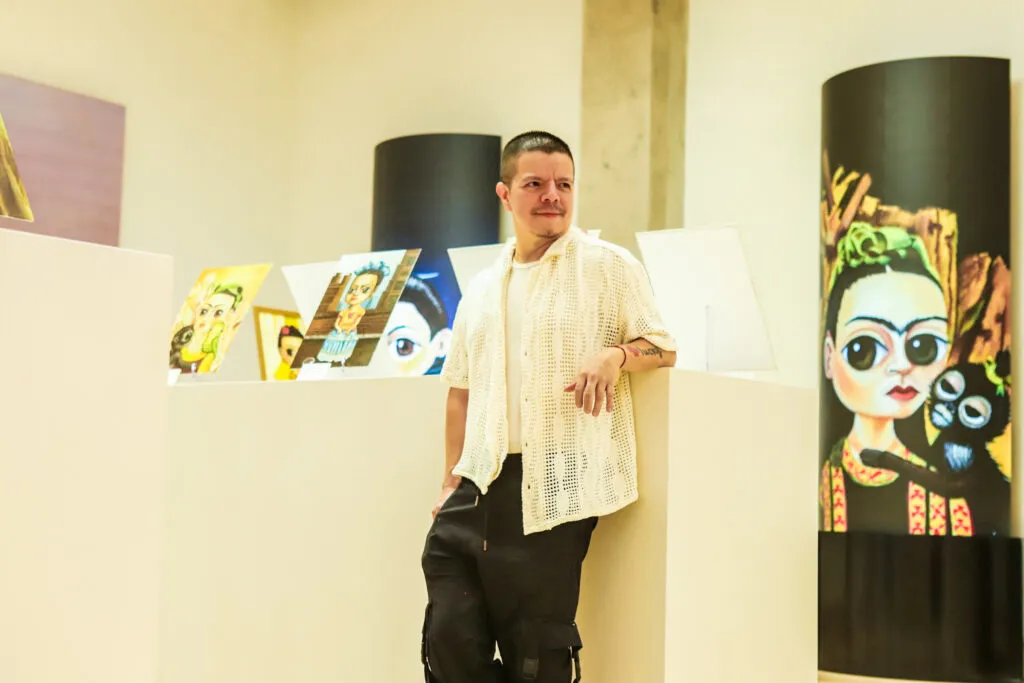 El artista plástico presentará su exposición “la niña de mis ojos” por invitación del CEO de Farmacias Similares, Víctor González Herrera.