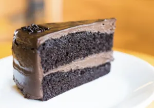 Tarta de chocolate que para La Cosmopolitana yace como fuente de bienestar y placer consciente.