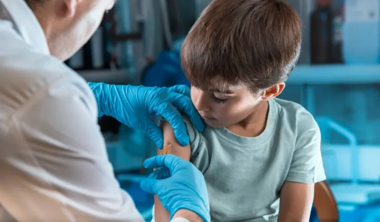 Campaña de vacunación 2026 ya comenzó: estos son los grupos que deben vacunarse