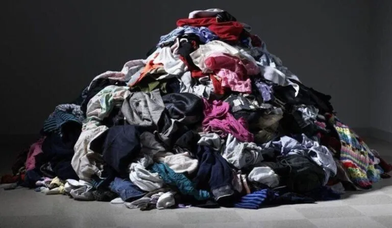 De uniforme a oportunidad: artesanas mexiquenses transforman residuos en nuevos productos