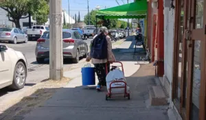A sus 81 años, María González recorre 40 km diarios para vender pan y tortillas