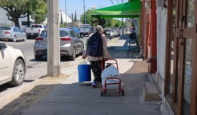 A sus 81 años, María González recorre 40 km diarios para vender pan y tortillas