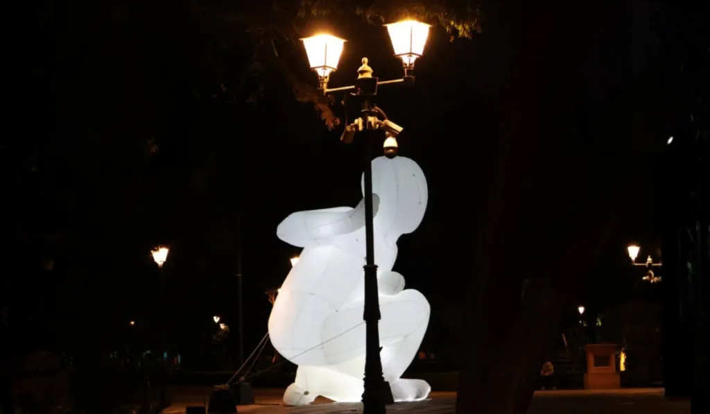 HUMANOIDES en Querétaro: arte inflable gigante invade el Centro Histórico