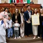 Entregan ‘Medalla al Mérito Turístico’ a Víctor González Herrera.