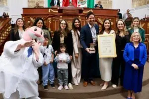 Entregan ‘Medalla al Mérito Turístico’ a Víctor González Herrera.