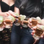 “Pink drinking”: alertan sobre estrategia de la industria del alcohol para aumentar consumo entre mujeres