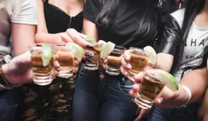 “Pink drinking”: alertan sobre estrategia de la industria del alcohol para aumentar consumo entre mujeres