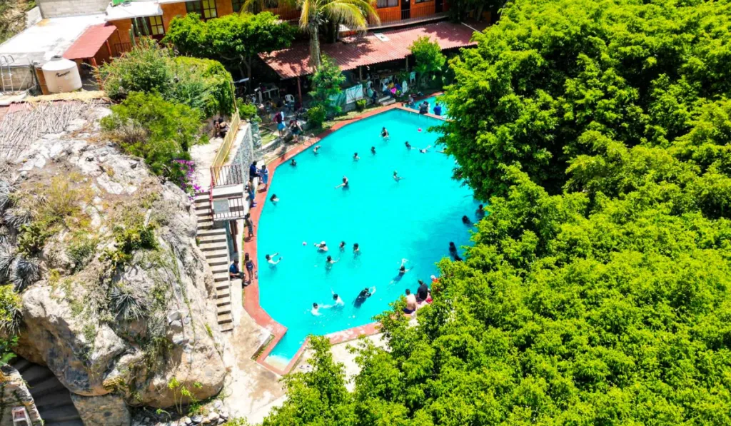 Un oasis oculto en el semidesierto: el balneario de Querétaro con cascada y hospedaje ideal para primavera