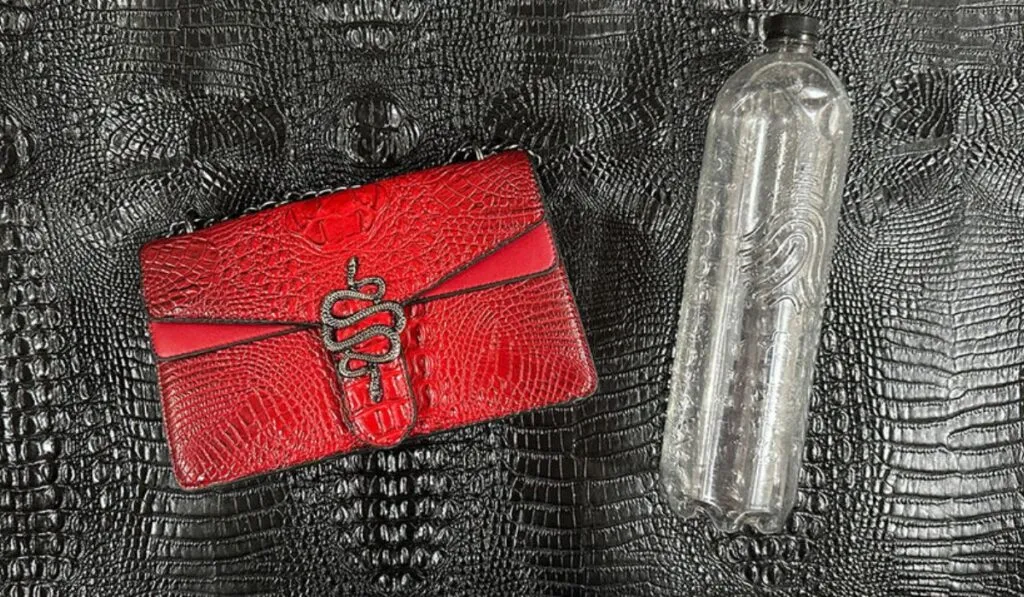 De botellas a bolsos: la historia del mexicano que convirtió el plástico en moda sostenible