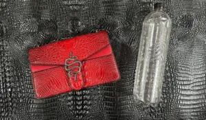 De botellas a bolsos: la historia del mexicano que convirtió el plástico en moda sostenible