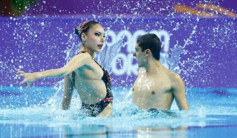 México brilla en el agua: oro histórico en natación artística en Santiago 2026