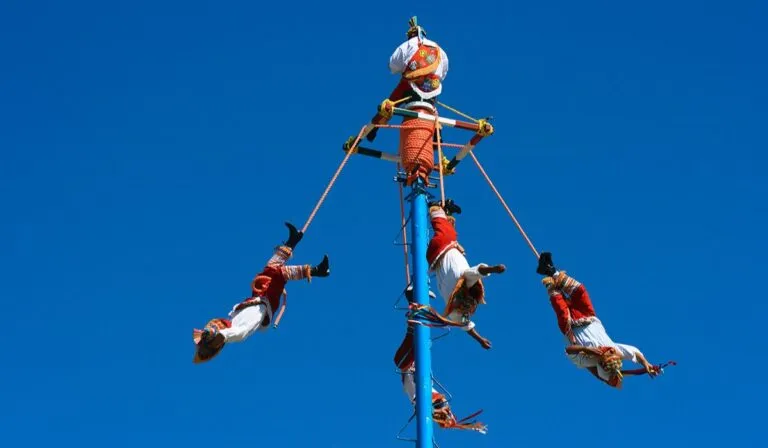 Voladores que no dejan de volar: documental busca preservar una tradición ancestral