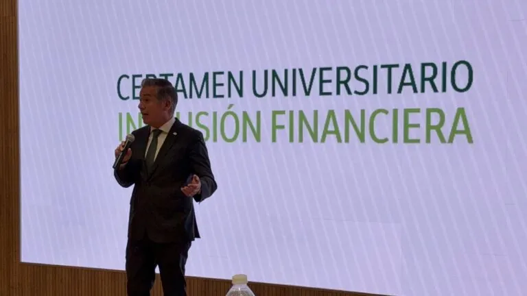 Banco Azteca premia proyectos IA creados por universitarios mexicanos
