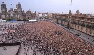 BTS conquista el Zócalo: miles de Army’s abarrotan Palacio Nacional en una visita histórica